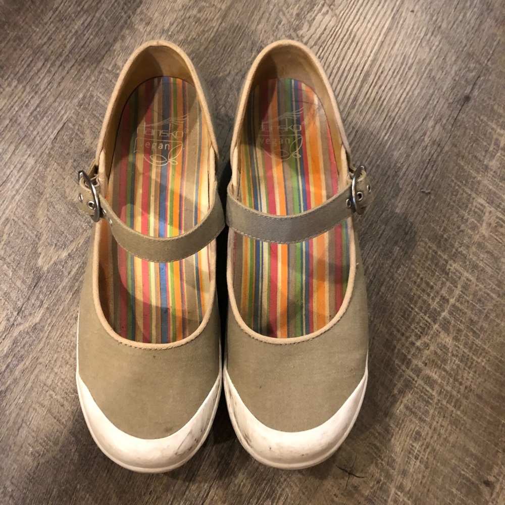 EUC / Dansko Vegan Mary Jane / 39 or 9 US
